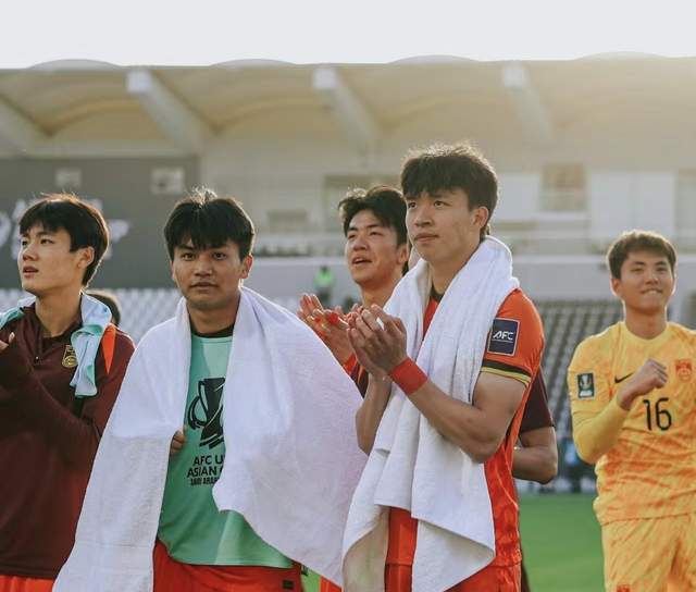 J9九游会平台-亚洲杯国足暖心一幕！王钰栋庆祝时，队友毛伟杰跑过去将球衣捡起